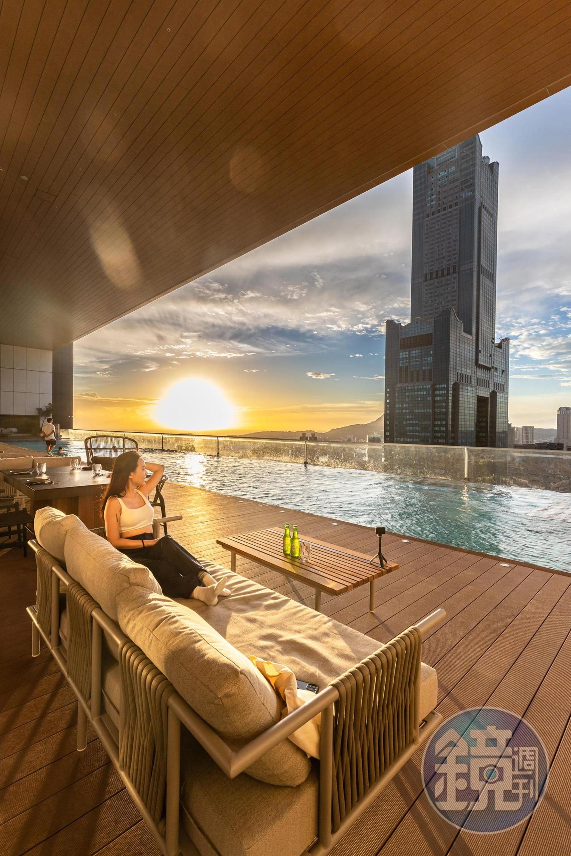 就算不下水，也能在池畔躺椅上悠閒的喝飲料、做日光浴，等待夕陽美景。