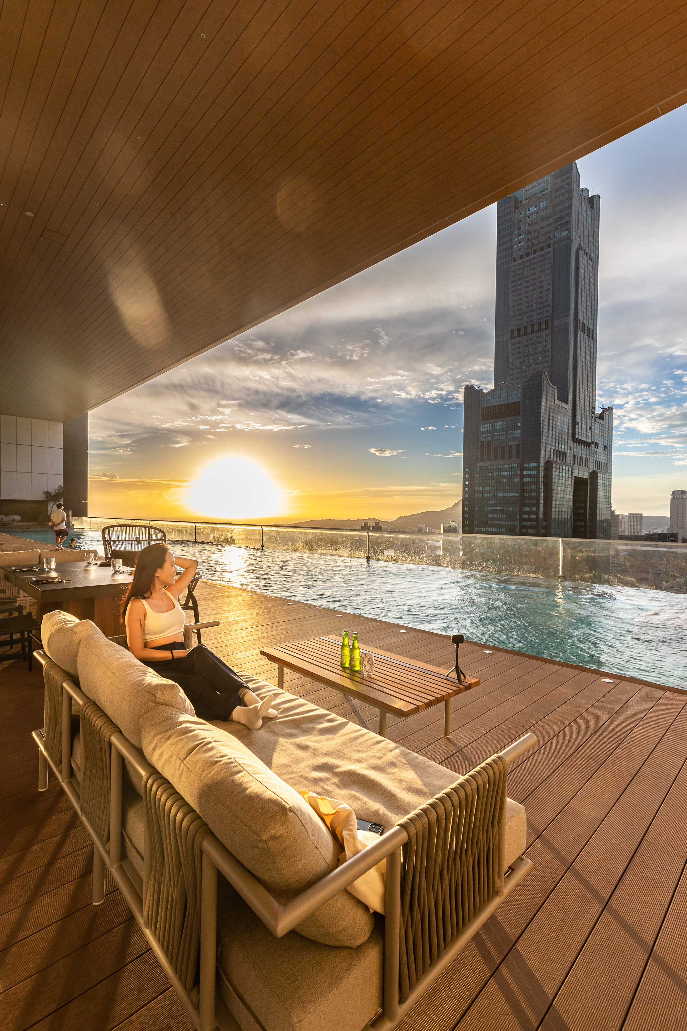 就算不下水，也能在池畔躺椅上悠閒的喝飲料、做日光浴，等待夕陽美景。