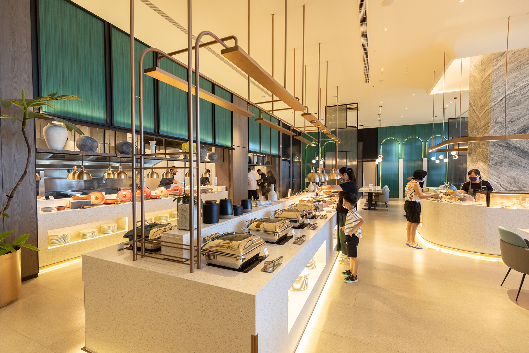位於26樓的「日全食O Day」自助餐廳提供種類多樣的料理。