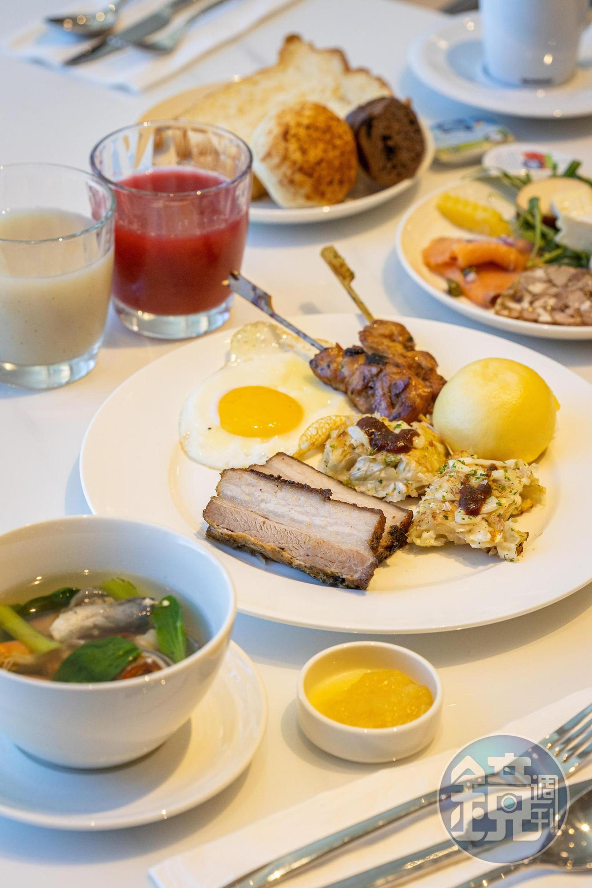 除了常見的中西式早餐，也能吃到烤山豬肉、大阪燒、烤肉串、海鮮湯等。