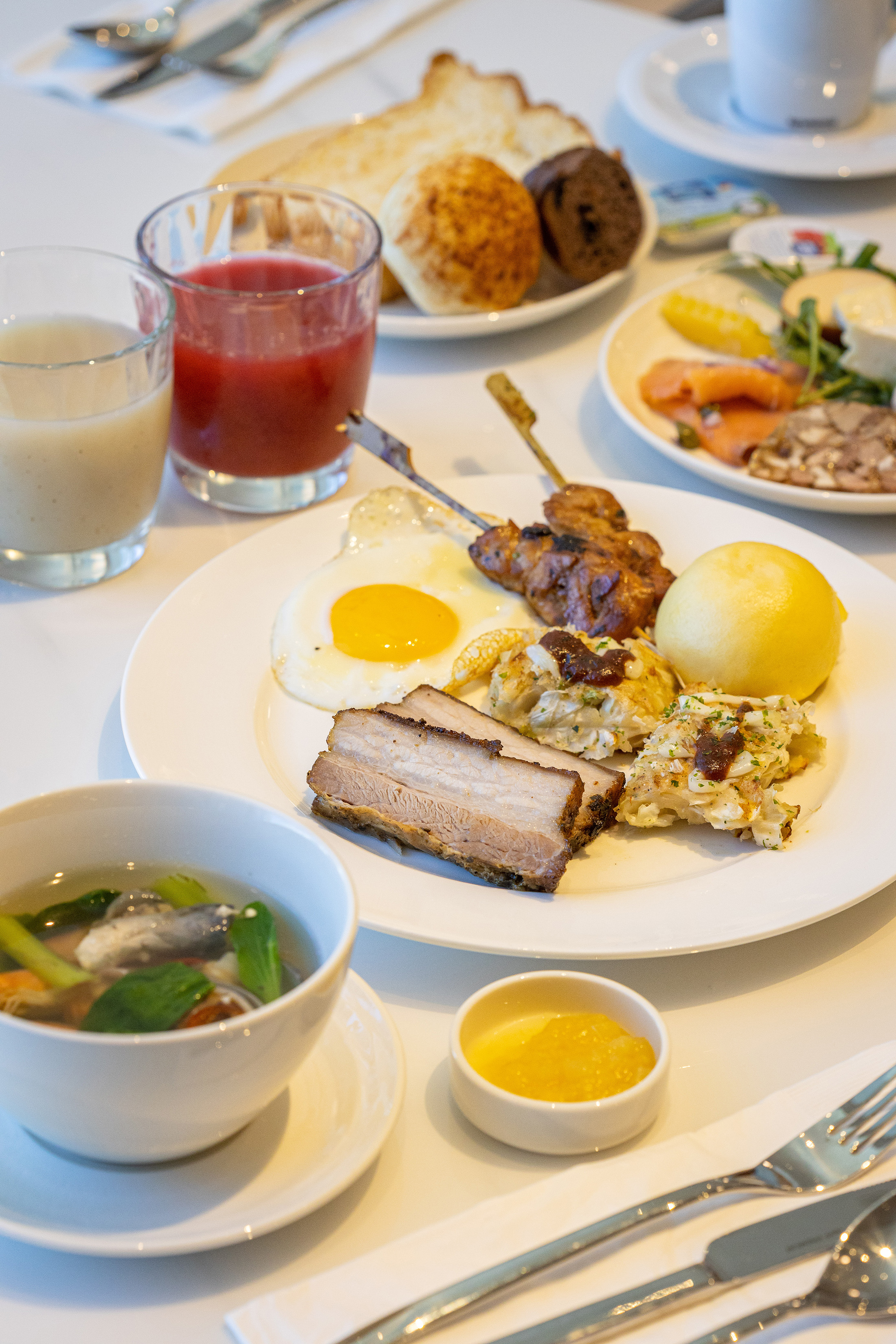 除了常見的中西式早餐，也能吃到烤山豬肉、大阪燒、烤肉串、海鮮湯等。