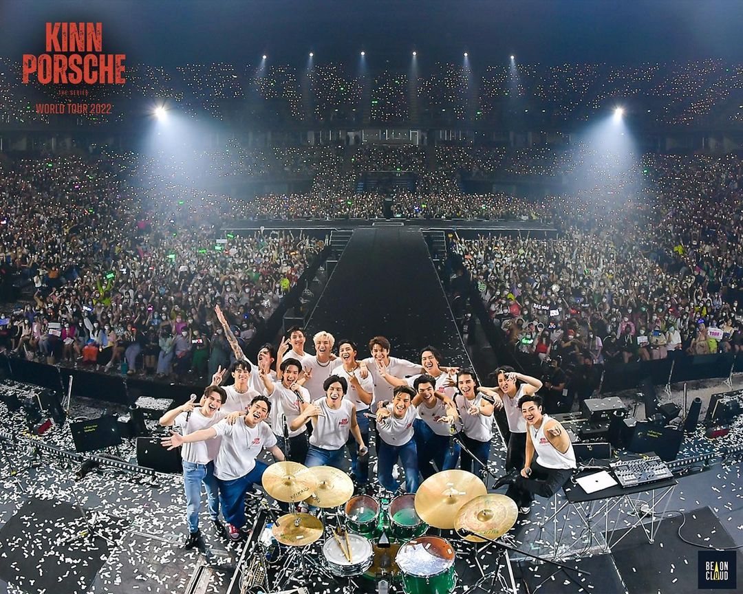 《Kinn Porsche黑幫少爺愛上我》播出後在全球掀起熱潮，今年7月於泰國連續兩天舉辦巡演，吸引大批粉絲入場。（翻攝《Kinn Porsche黑幫少爺愛上我》官方Instagram）