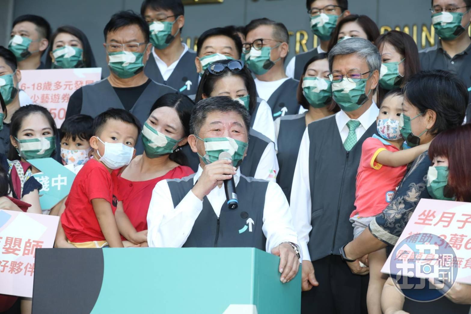 陳時中正式登記參選台北市長，看到一堆年輕父母抱孩子力挺感到很興奮。