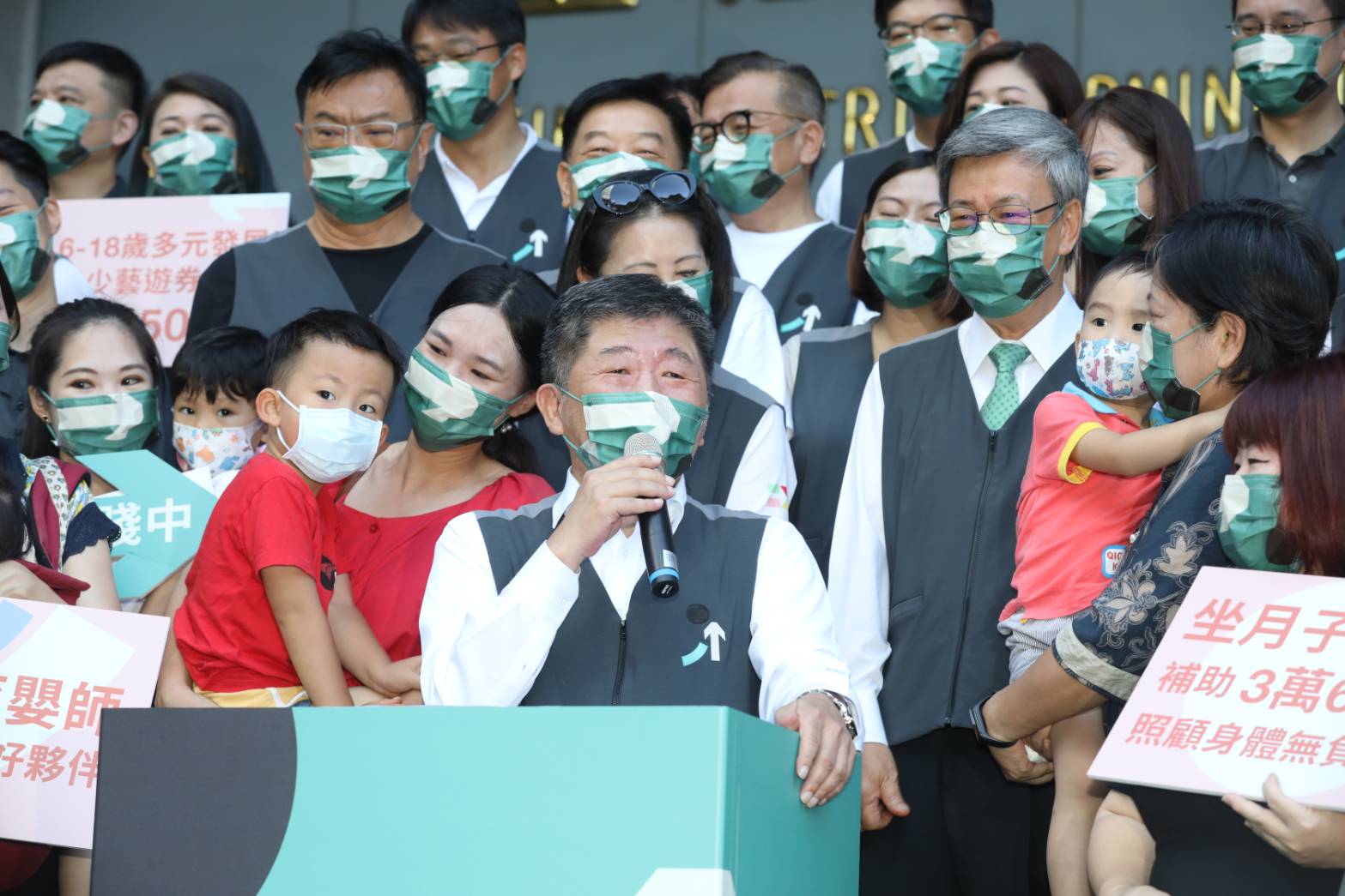 陳時中正式登記參選台北市長，看到一堆年輕父母抱孩子力挺感到很興奮。