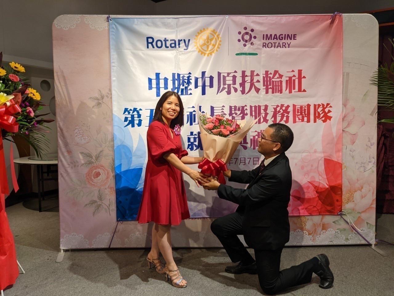 蔡承佑重現當年跟老婆求婚畫面。(翻攝畫面)