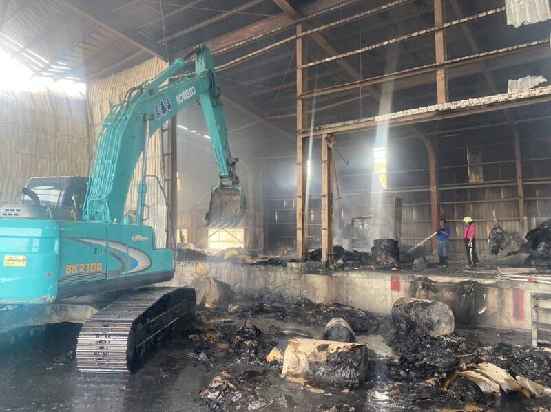 苗栗後龍紙廠火警仍悶燒，估仍需2天才能清除。（消防局提供）