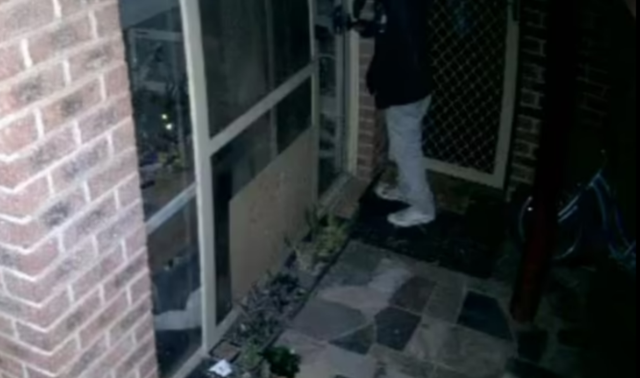 一名陌生男子闖入屋內，並潛入屋主女兒臥室，畫面都被監視器拍下。（翻攝自7news）