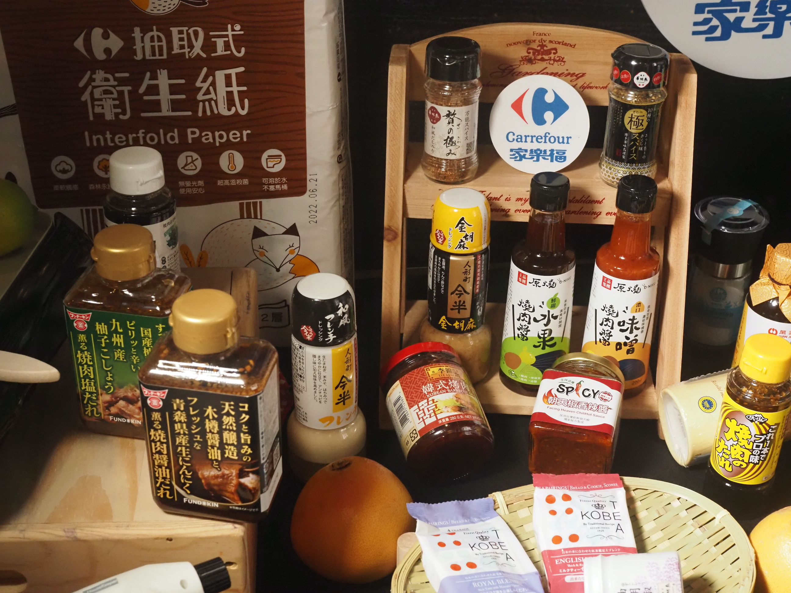 家樂福也推出多種異國風味醬料，讓烤肉更有趣。