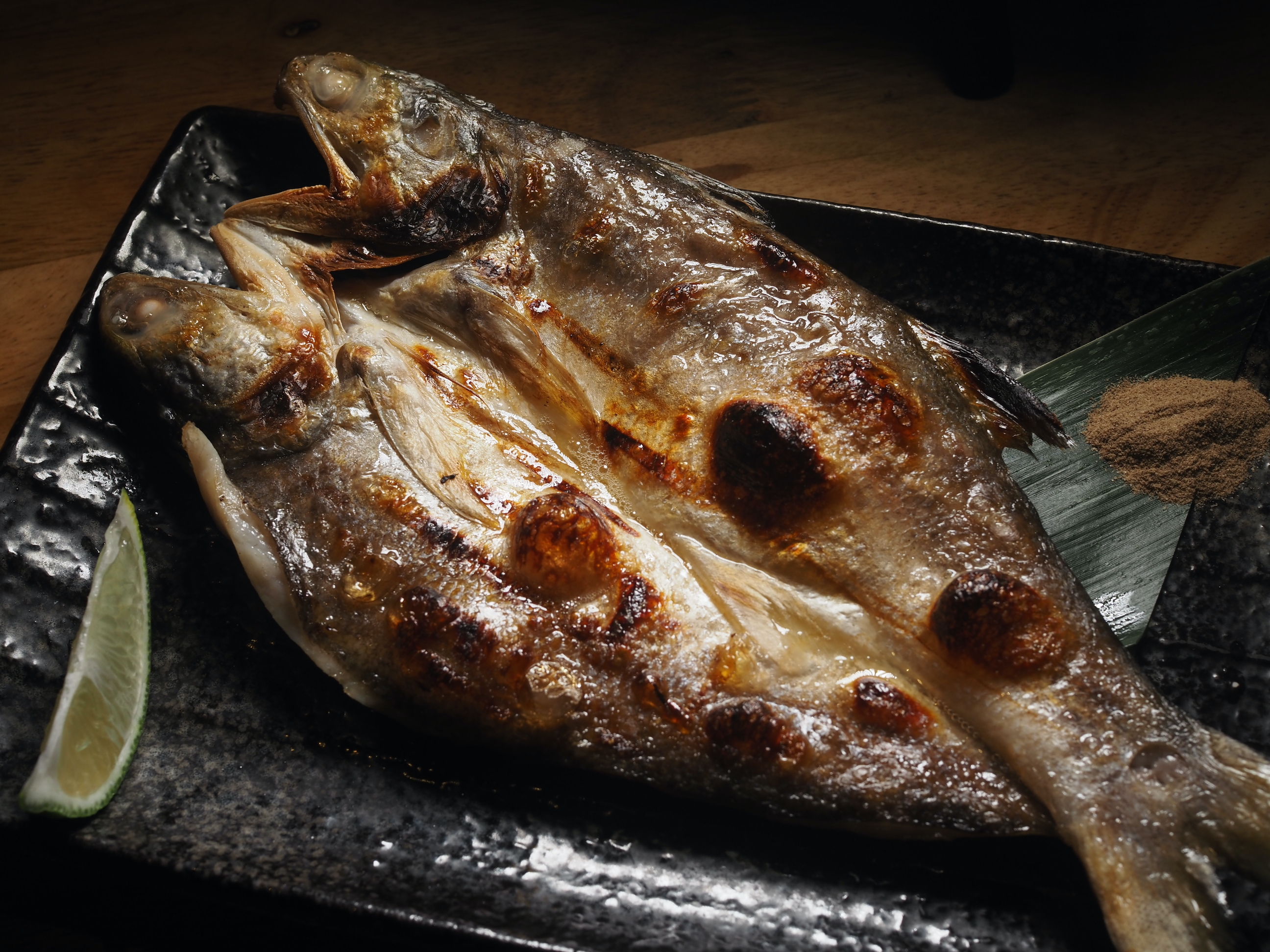「午仔魚一夜干」油脂飽滿，肉質鮮嫩，最適合炭烤逼出多餘油脂。（259元／尾）