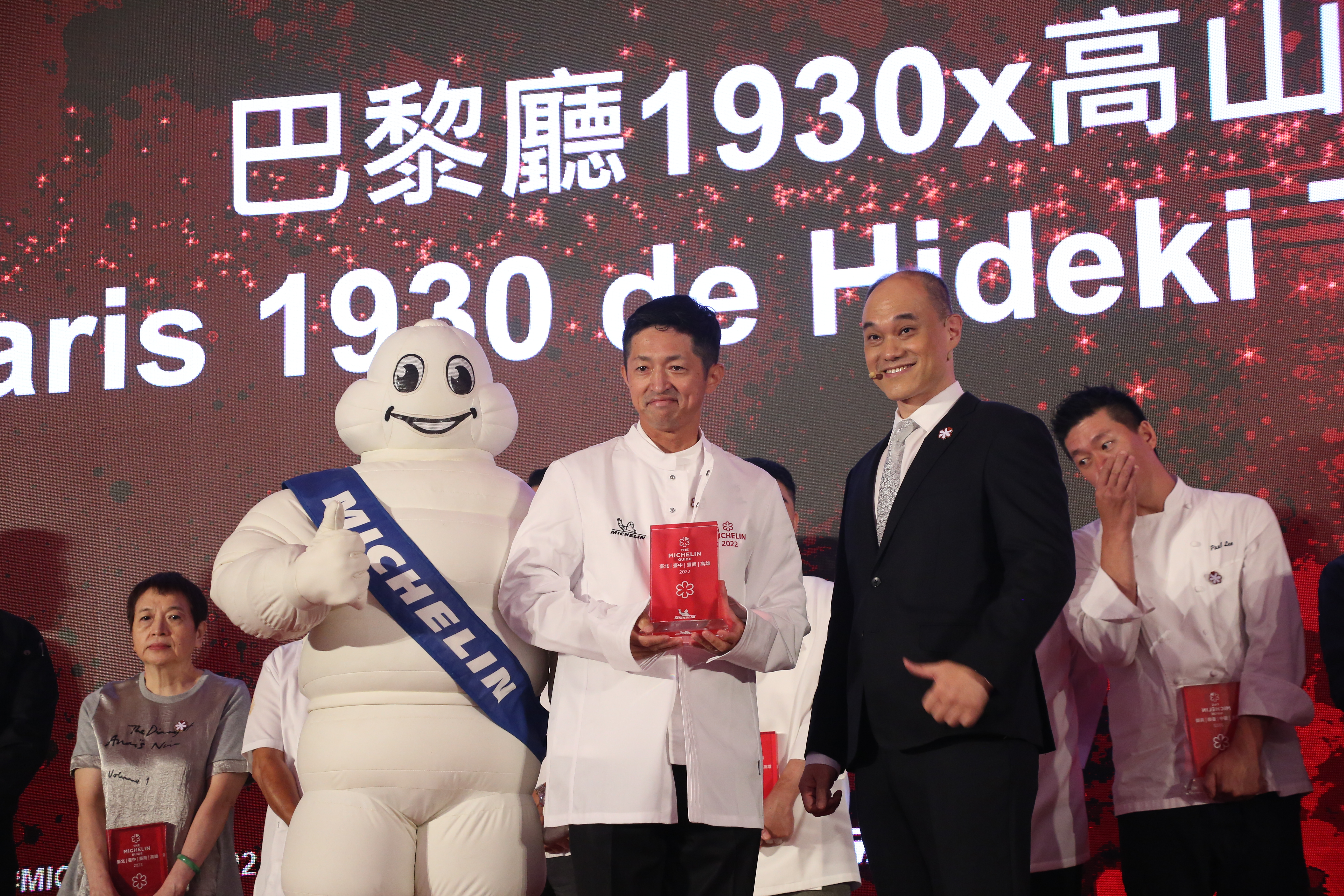 一星餐廳「巴黎廳1930×高山英紀」主廚高山英紀（左），嚴守正統法菜精神，菜色會融入主廚熱愛的「台灣茶」。