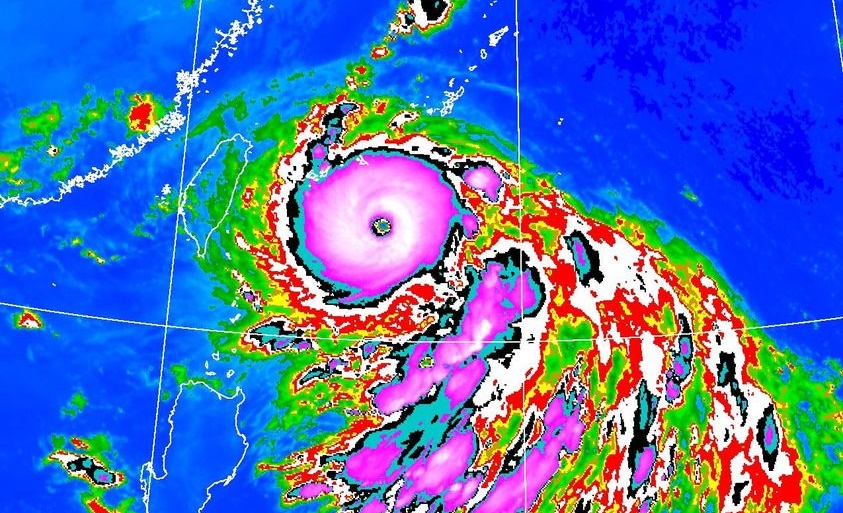 強颱「軒嵐諾」一夜後，已整併了另一個熱帶性低氣壓雲系，強度與暴風半徑持續擴大。（翻攝自鄭明典臉書）