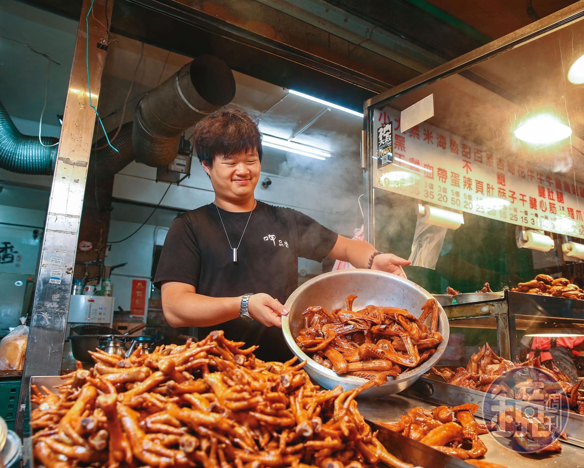 呷品香是板橋重慶市場的人氣老店，曾彥翔九年前向岳父拜師學做滷味，岳父病逝後，他以女婿之姿扛起老店傳承重任。