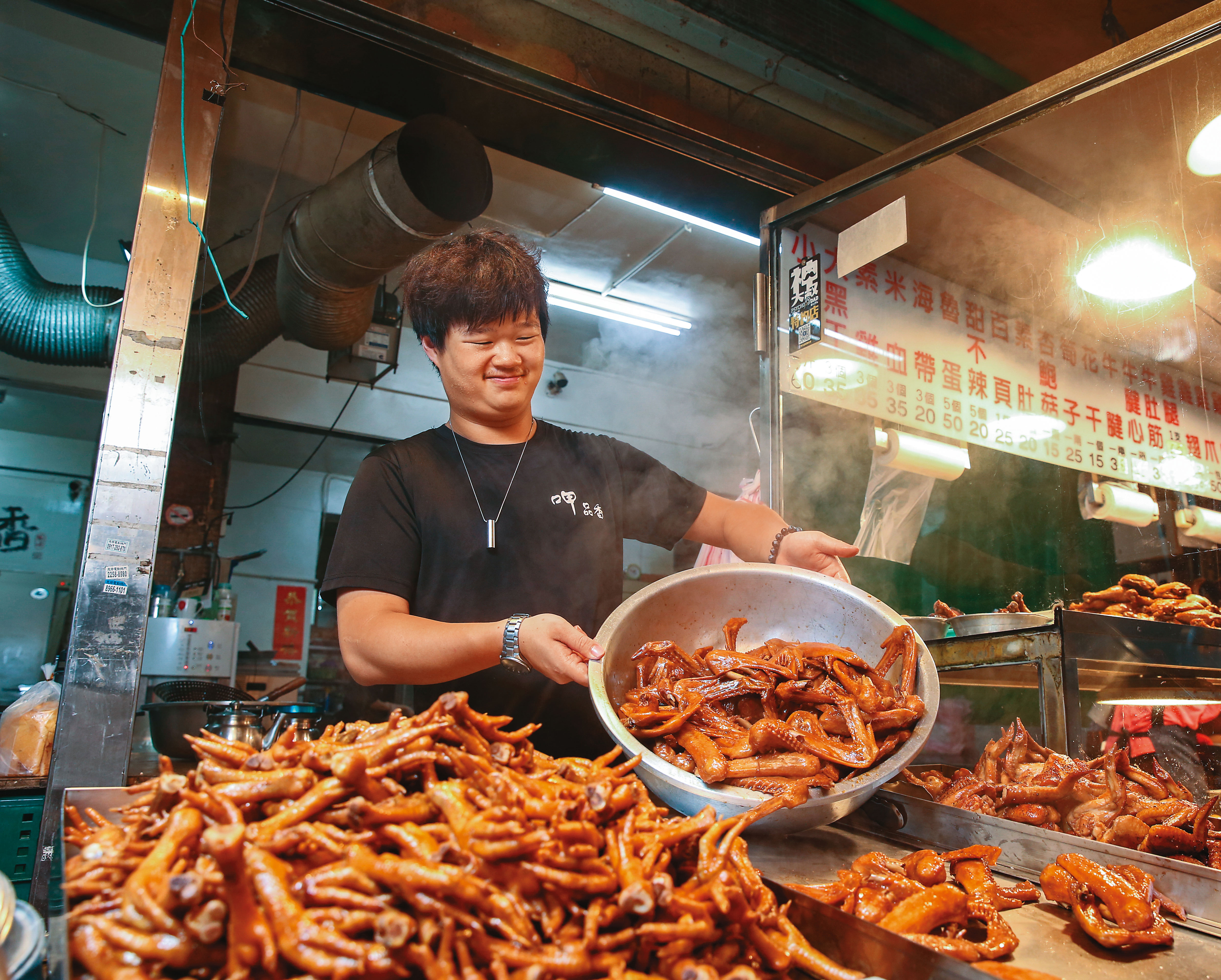 呷品香是板橋重慶市場的人氣老店，曾彥翔九年前向岳父拜師學做滷味，岳父病逝後，他以女婿之姿扛起老店傳承重任。