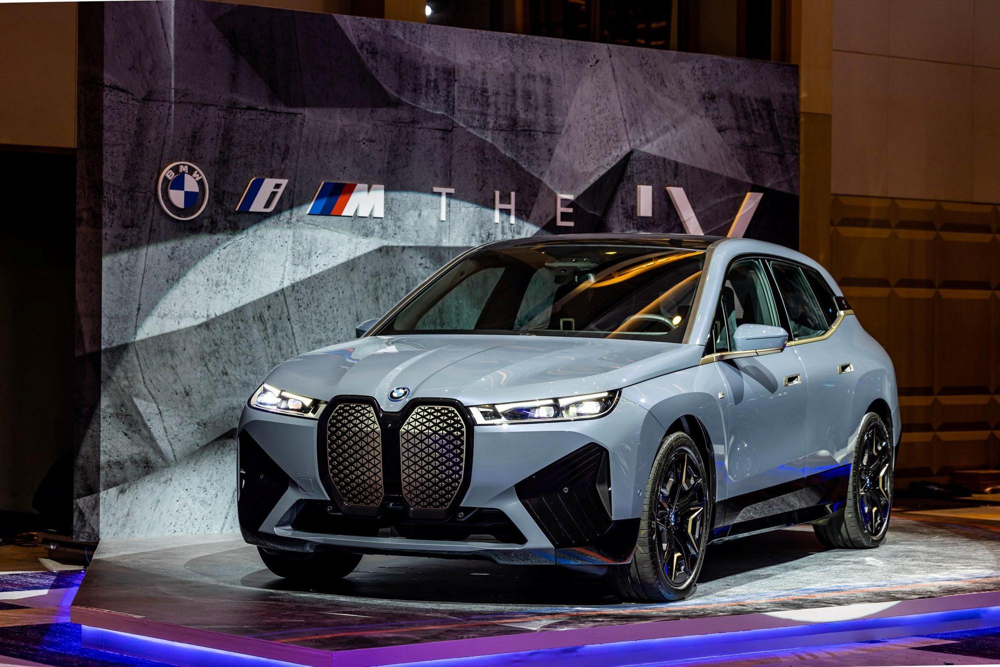 全新BMW iX M60，建議售價新台幣620萬元起，展現BMW在電能領域的深厚底蘊，締造性能與節能並存的BMW M GmbH純電之作。