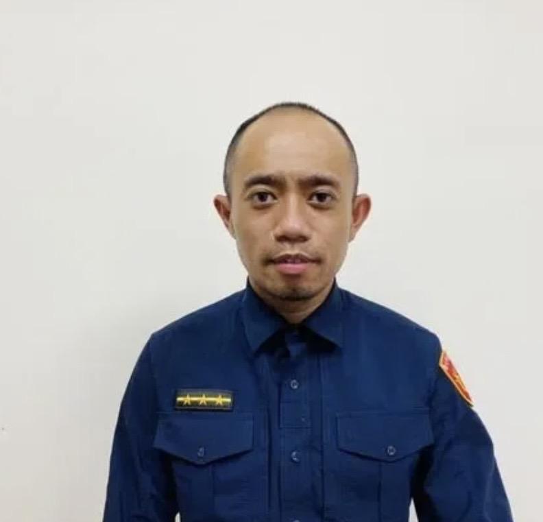 陳姓警員遭到女子突襲，在胸口被刺了一刀，所幸送醫後無大礙。（翻攝畫面）