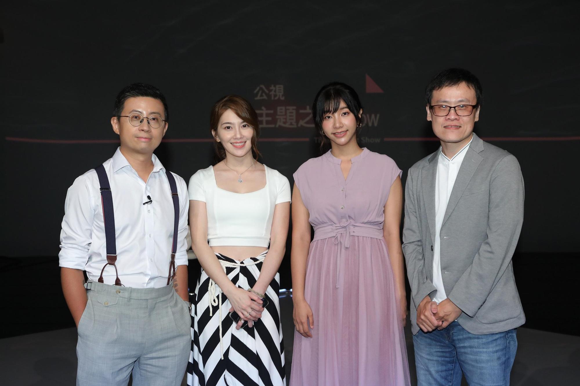 《公視主題之夜SHOW》映後論壇邀請YouTuber邱威傑(呱吉)(左起)、性教育專家許藍方博士、AV女優吳夢夢、AV評論家一劍浣春秋一起討論。(公視提供)