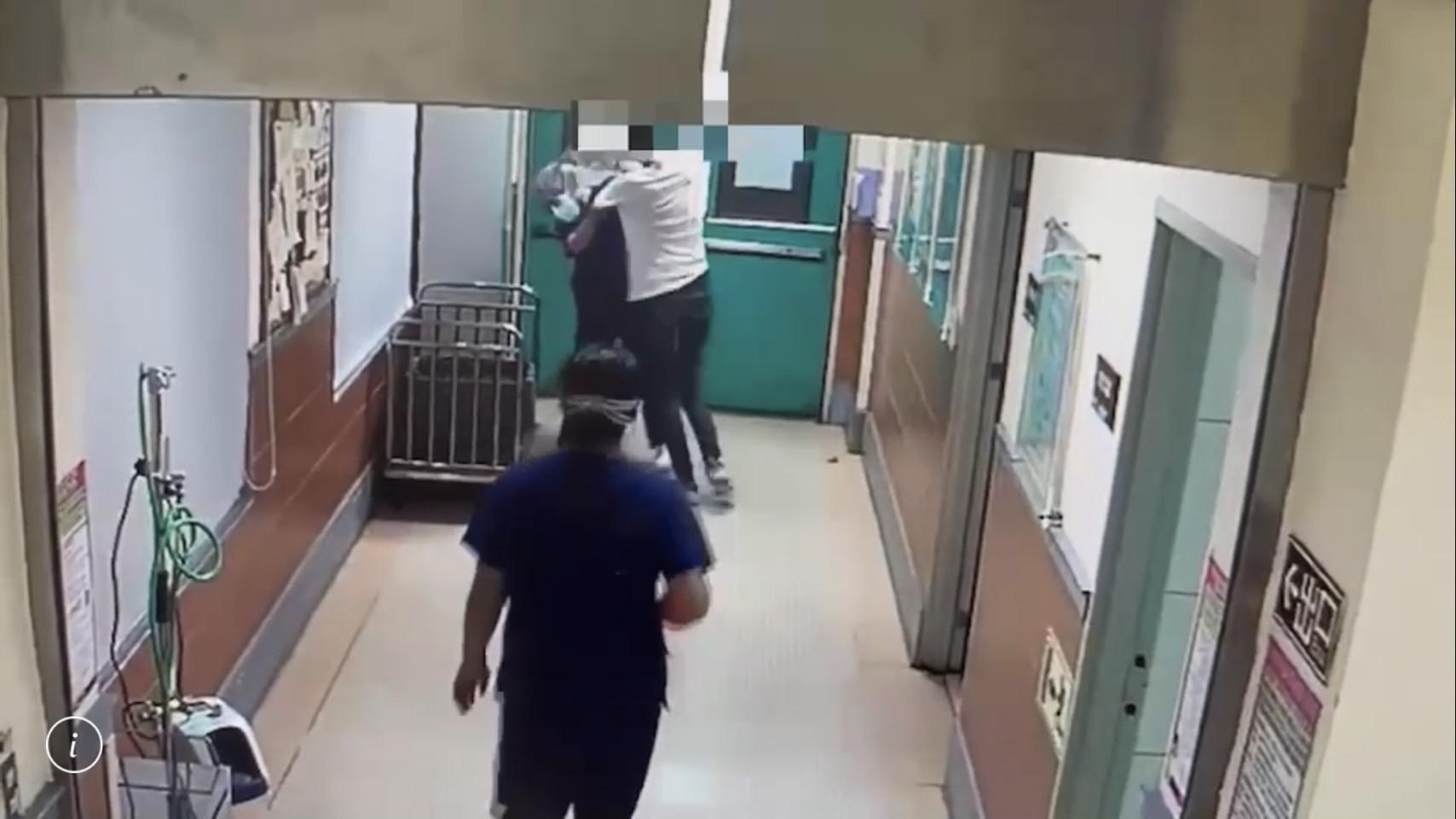 廖男持槍攻擊前來勸阻的女護理師。(翻攝畫面)