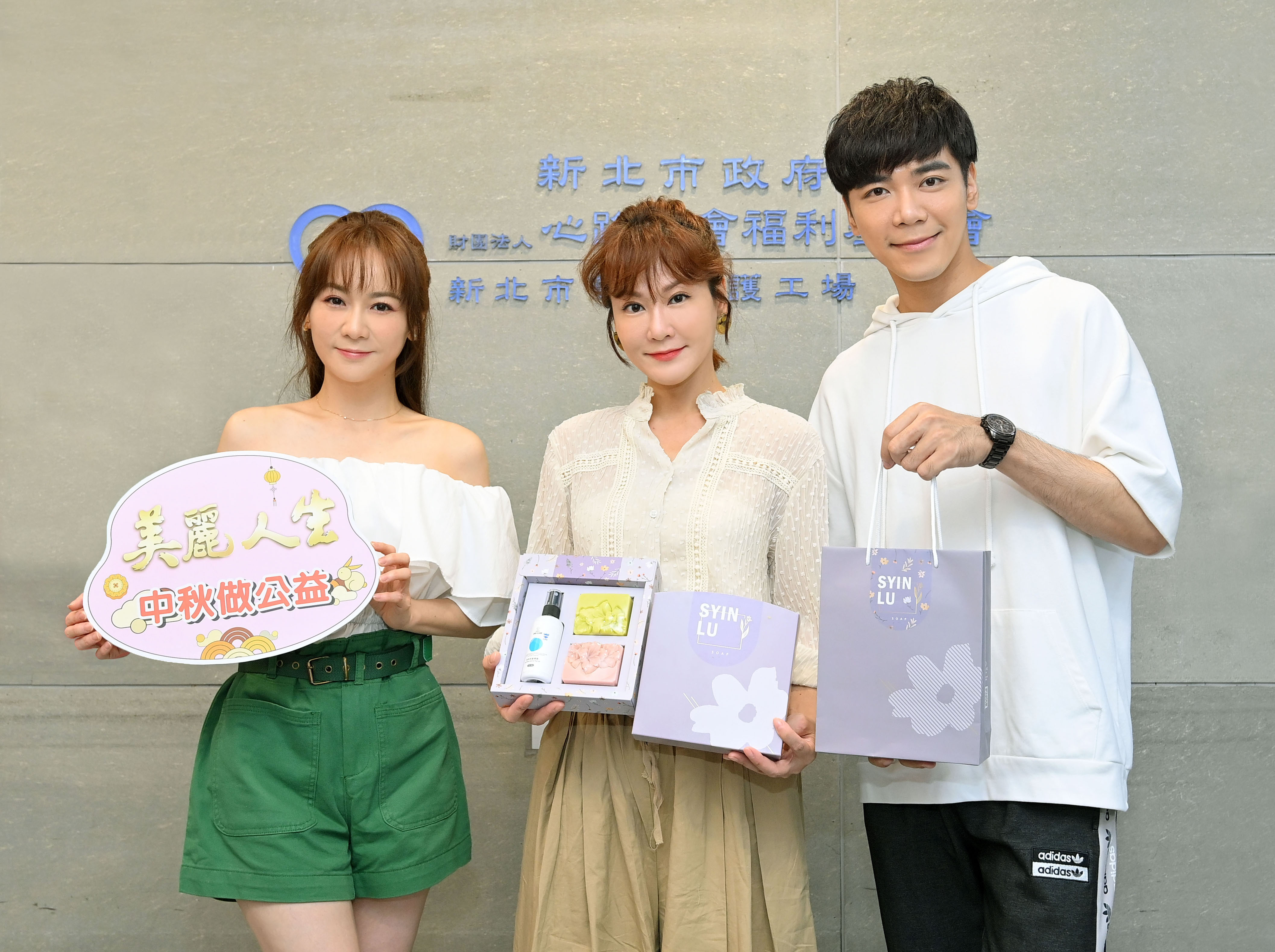 邱琦雯、游詩璟、溫少淮被庇護青年認真工作的精神感動 。（台視提供）