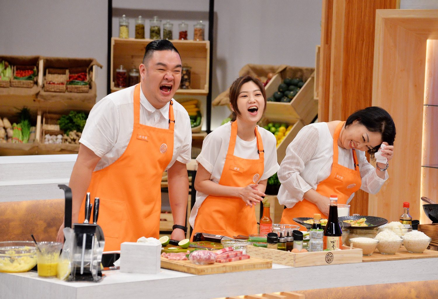 《鴻門家宴 婆媳廚房》林道遠（左起）與太太靜香、媽媽一起參賽。（衛視中文台提供）