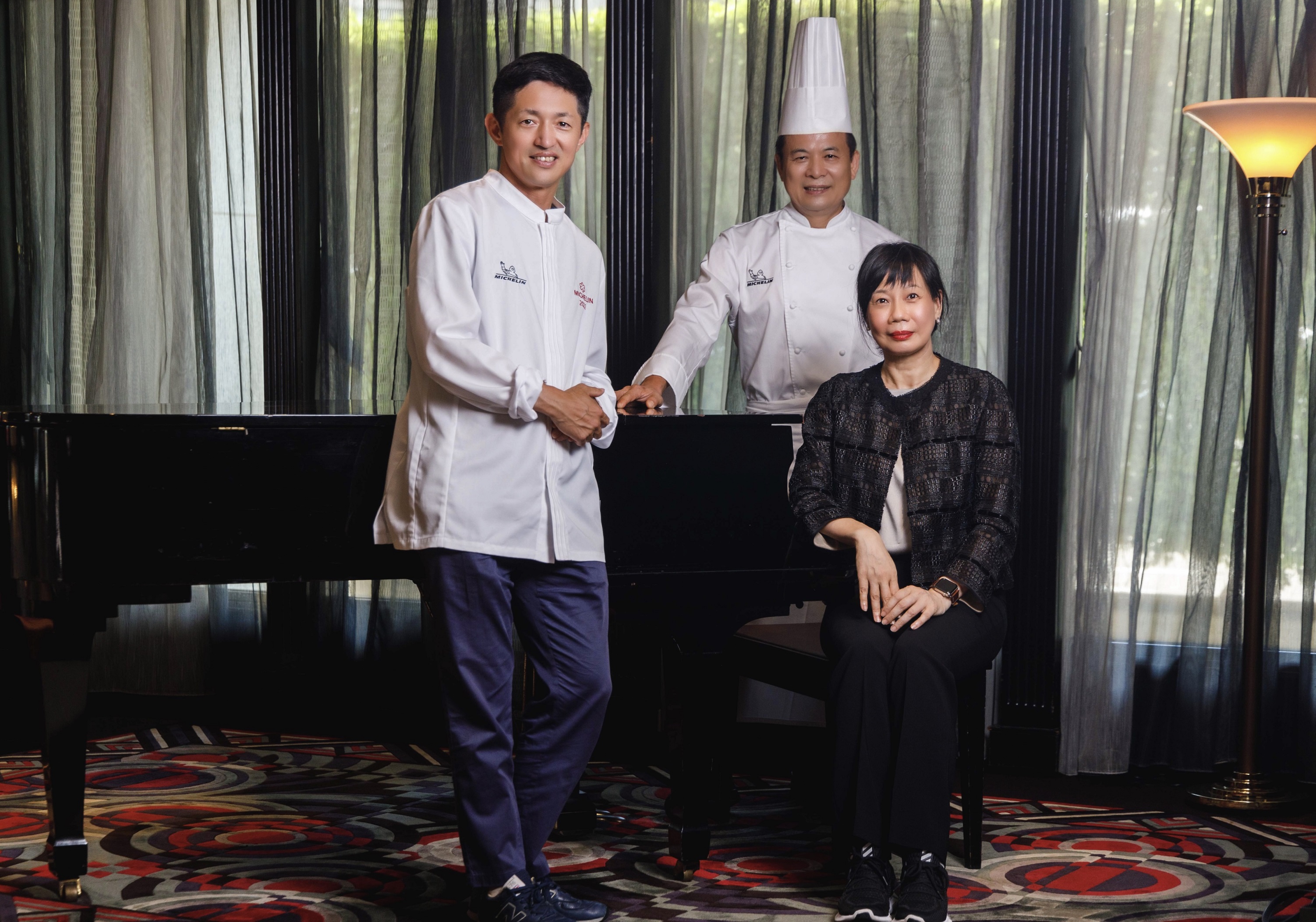 台北亞都麗緻大飯店成為摘星大贏家，麗緻餐飲集團董事總經理徐儷萍（右）、中餐行政主廚楊光宗（中）與巴黎廳1930x高山英紀廚藝總監高山英紀打造堅強團隊。