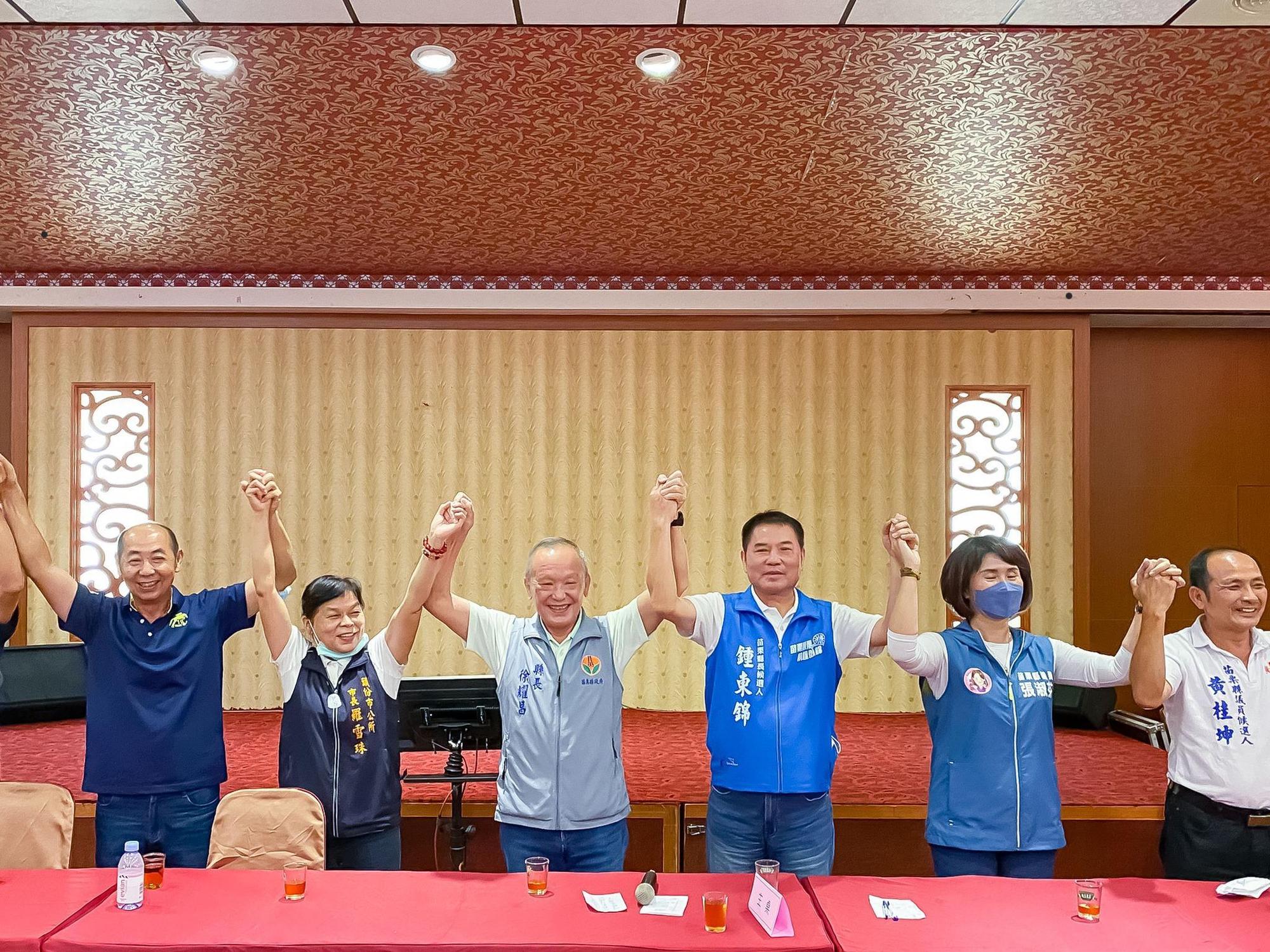 苗栗縣議長鍾東錦在臉書po出與徐耀昌的合照，強調傳承代表性。（翻攝鍾東錦臉書）