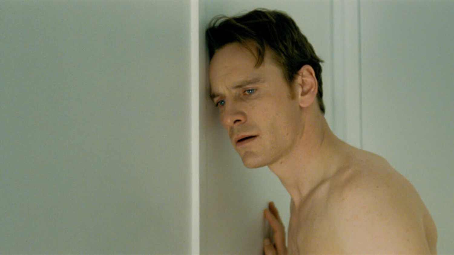 麥可法斯賓達在《性愛成癮的男人》，大膽獻出正面全裸的演出，堪稱驚世駭俗，也締造了經典畫面。（車庫娛樂提供）