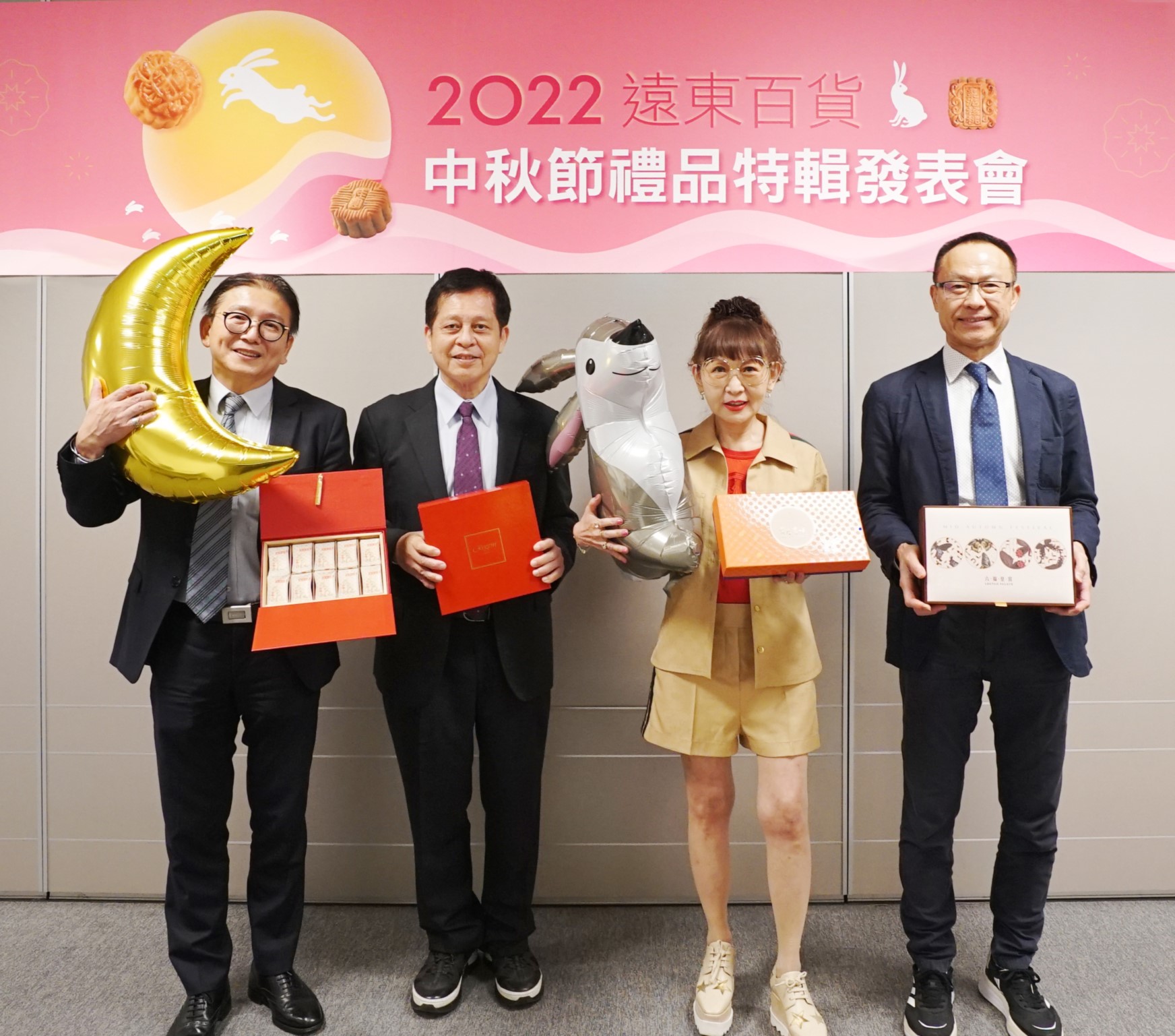 在中秋佳節前夕,遠東百貨徐雪芳總經理,與林彰豐營運長(左二)、劉志成企畫長(右)和超