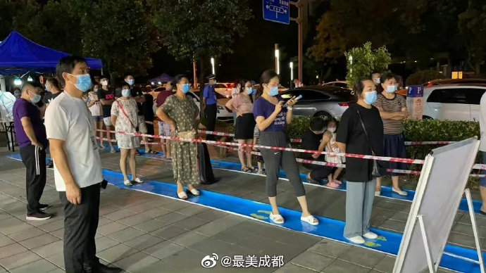 成都市政府今（1）宣布，自今起連續4天全市進行核酸檢測，全體居民「原則」居家。（翻攝最美成都微博）