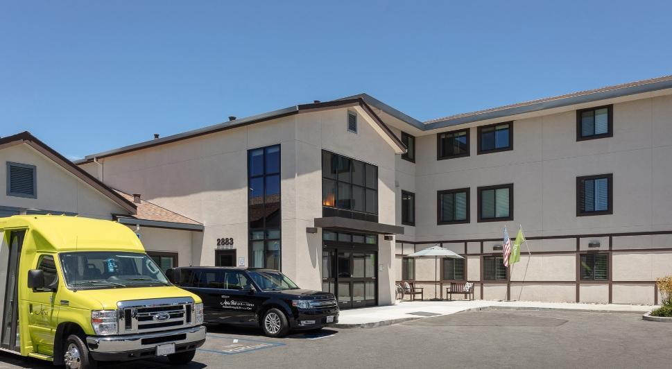 加州高級養老院「Atria Senior Living」驚傳員工誤將洗碗精當作果汁餵食患認知症住戶,造成93歲婦人送醫不治死亡。(翻攝ATRIA PARK OF SAN MATEO SENIOR LIVING網站)