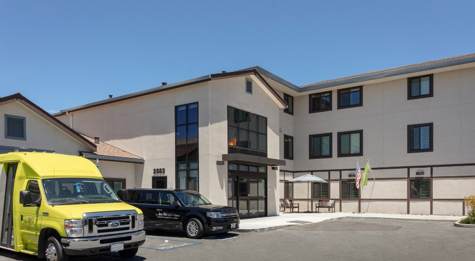 加州高級養老院「Atria Senior Living」驚傳員工誤將洗碗精當作果汁餵食患認知症住戶,造成93歲婦人送醫不治死亡。(翻攝ATRIA PARK OF SAN MATEO SENIOR LIVING網站)