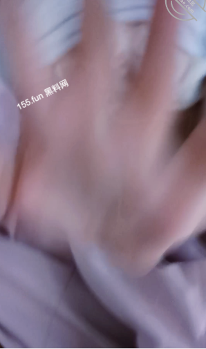 少女奮力掙扎,仍敵不過哥哥的蠻力。(翻自微博)