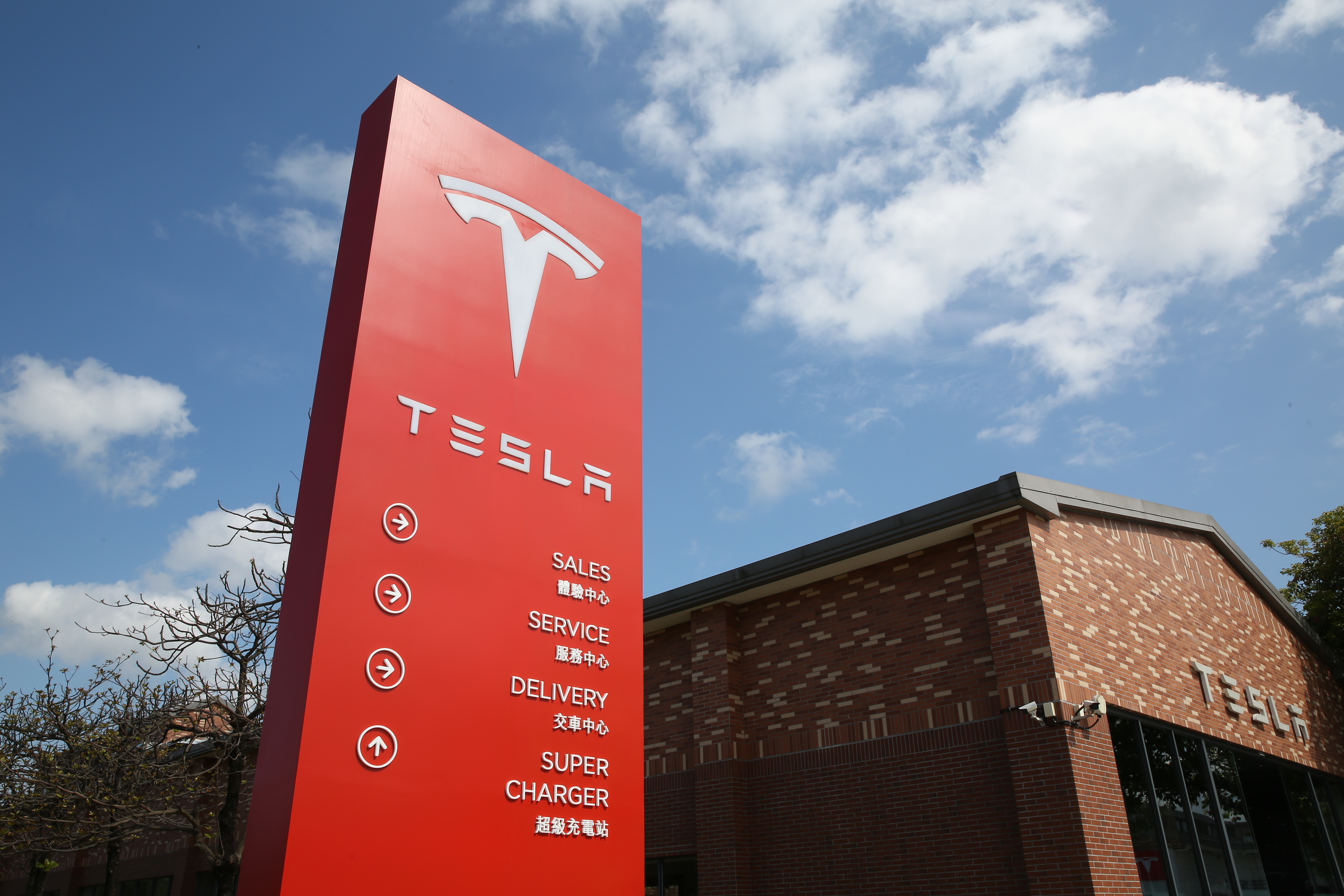 馬斯克宣布調漲特斯拉的全自動輔助駕駛，並宣稱這次升級是「重大程式改變」。