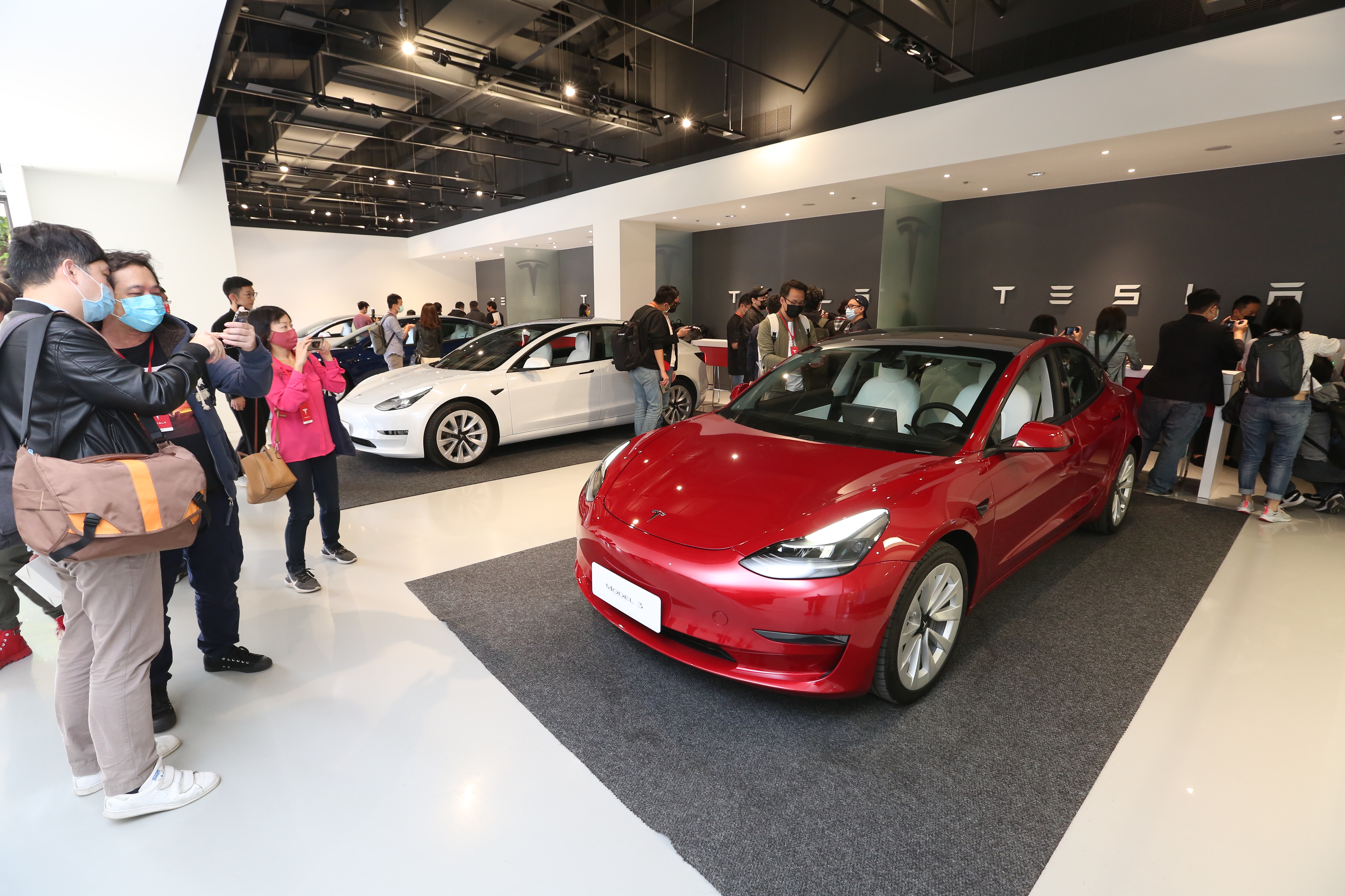 特斯拉漲價在即，台廠相關供應鏈正積極備貨。