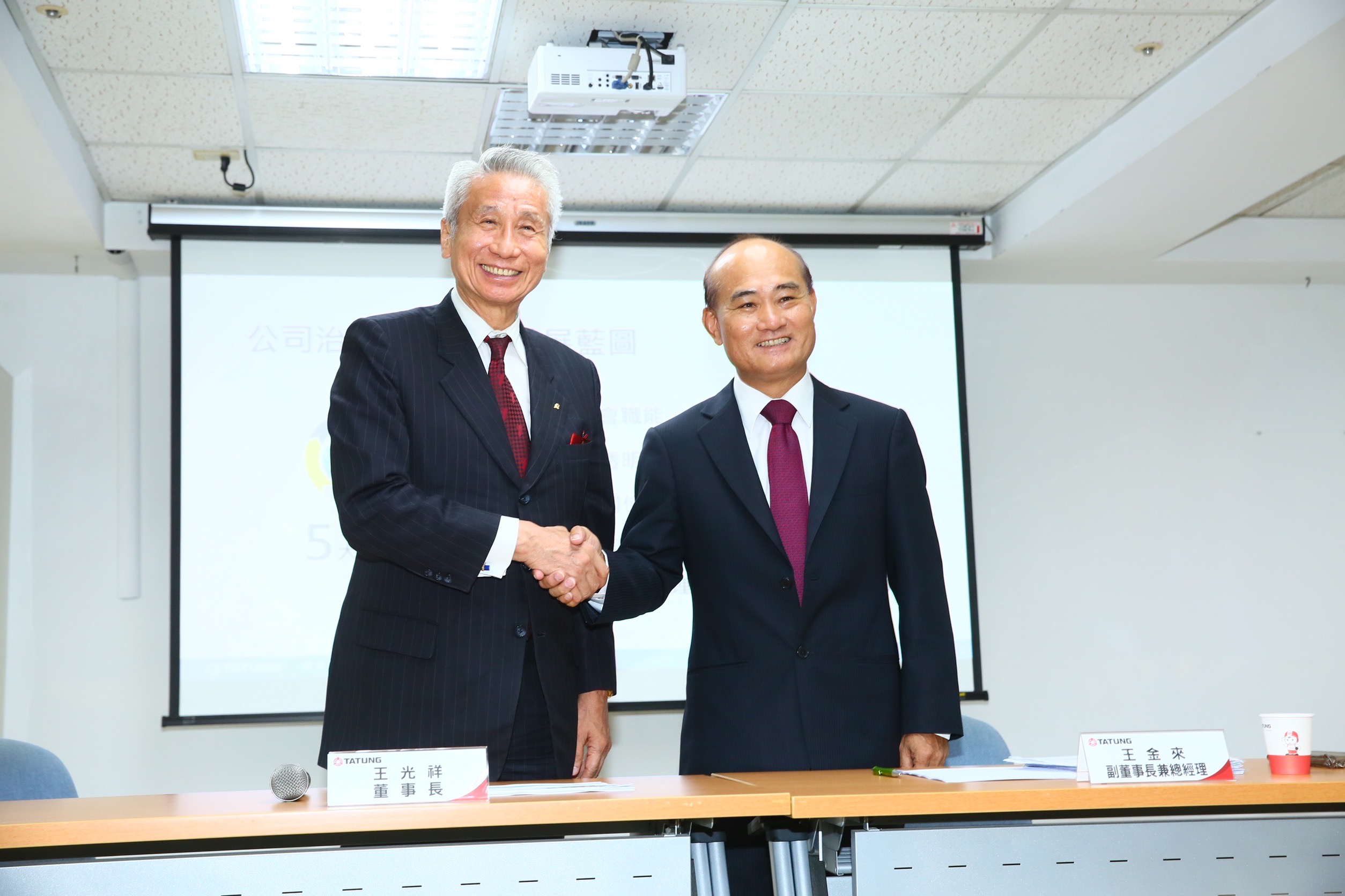 王光祥與新任總經理王金來一同出席記者會，希望平息近日的人事風波。