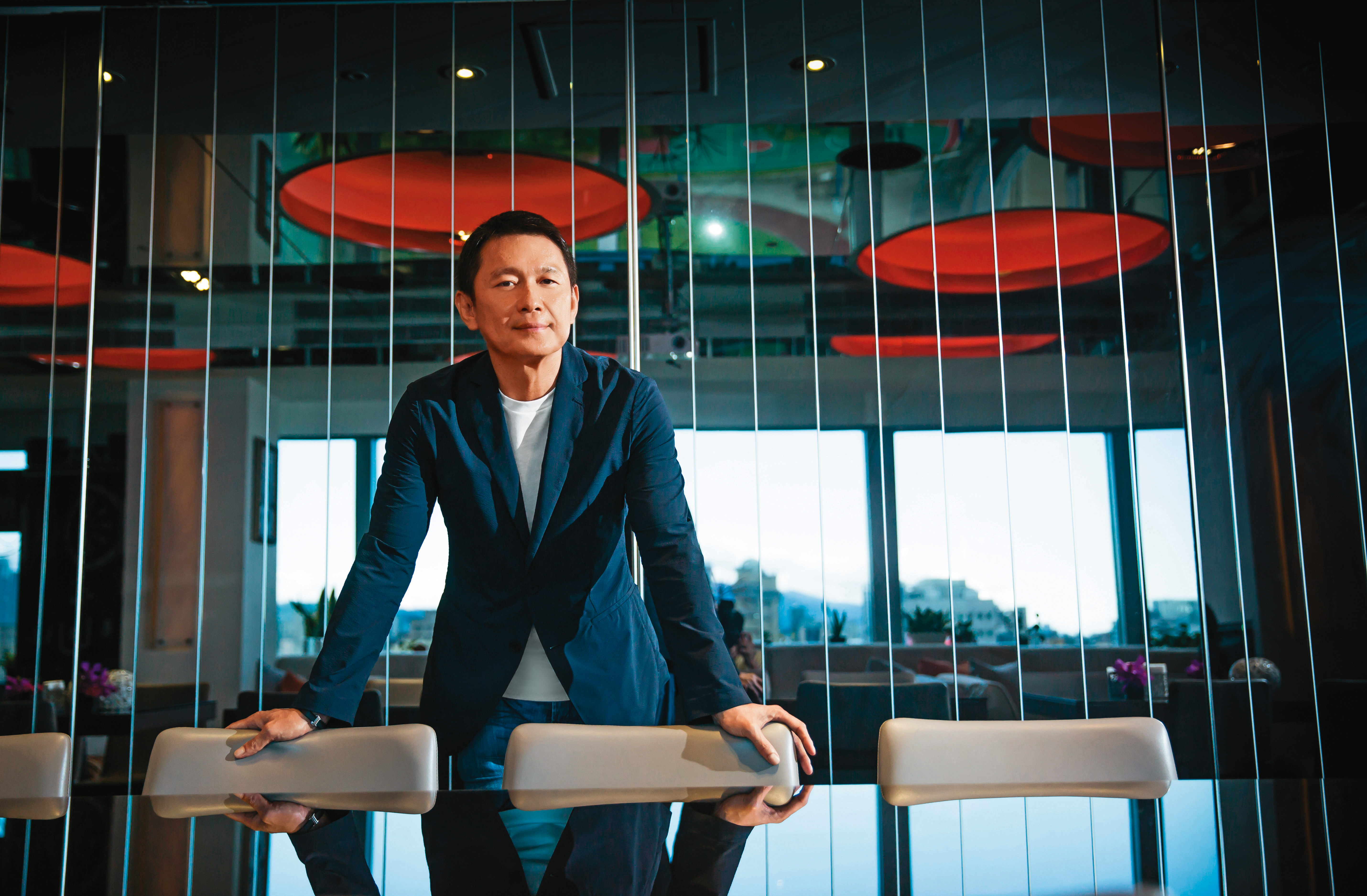 從廣告公司起家，林逢春事業版圖橫跨整合行銷傳播、藝人經紀與運動行銷，為台灣最大本土媒體代理商。