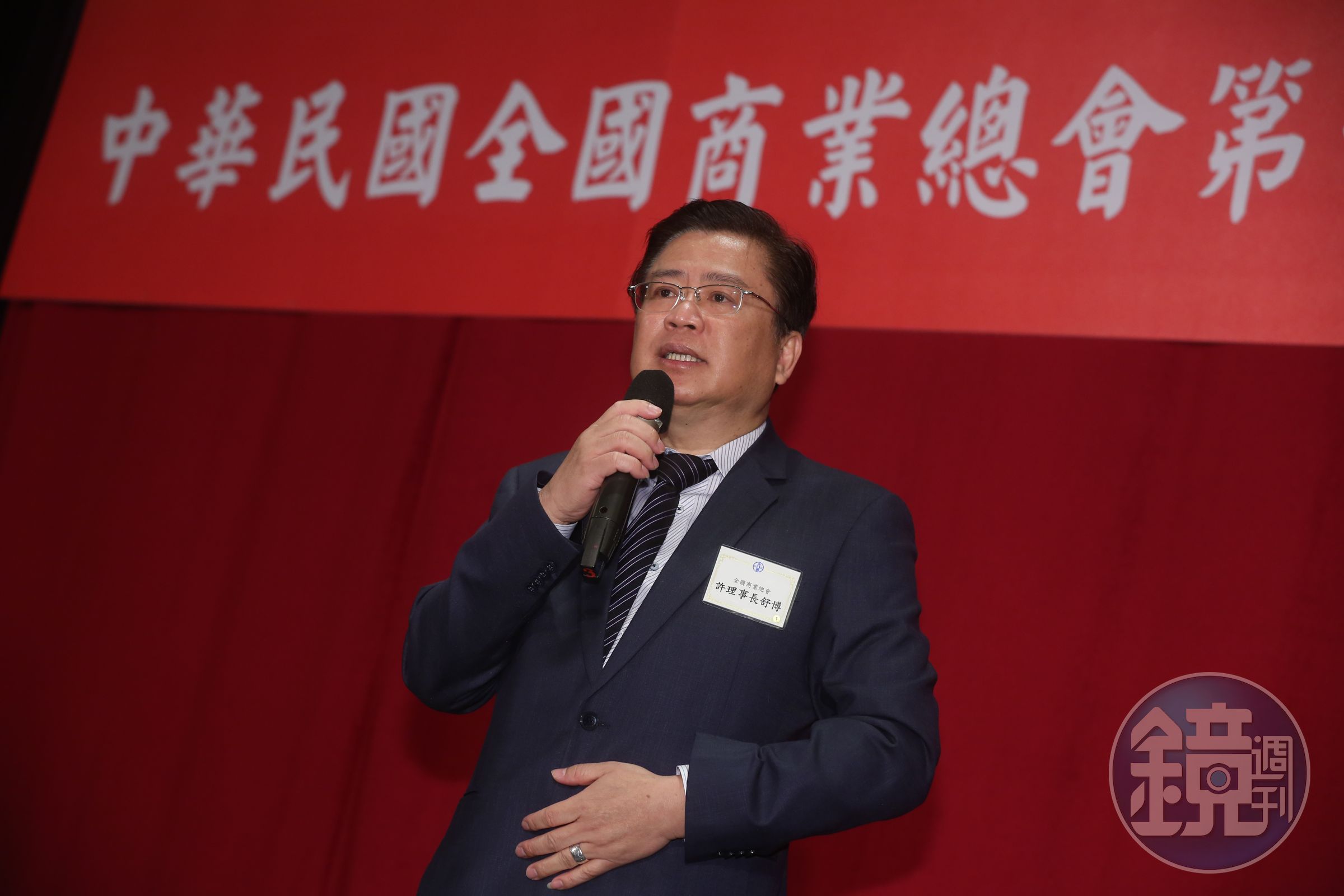 商總理事長許舒博認為在疫情影響下調漲基本工資，像在服務業傷口上灑鹽。（本刊資料照）