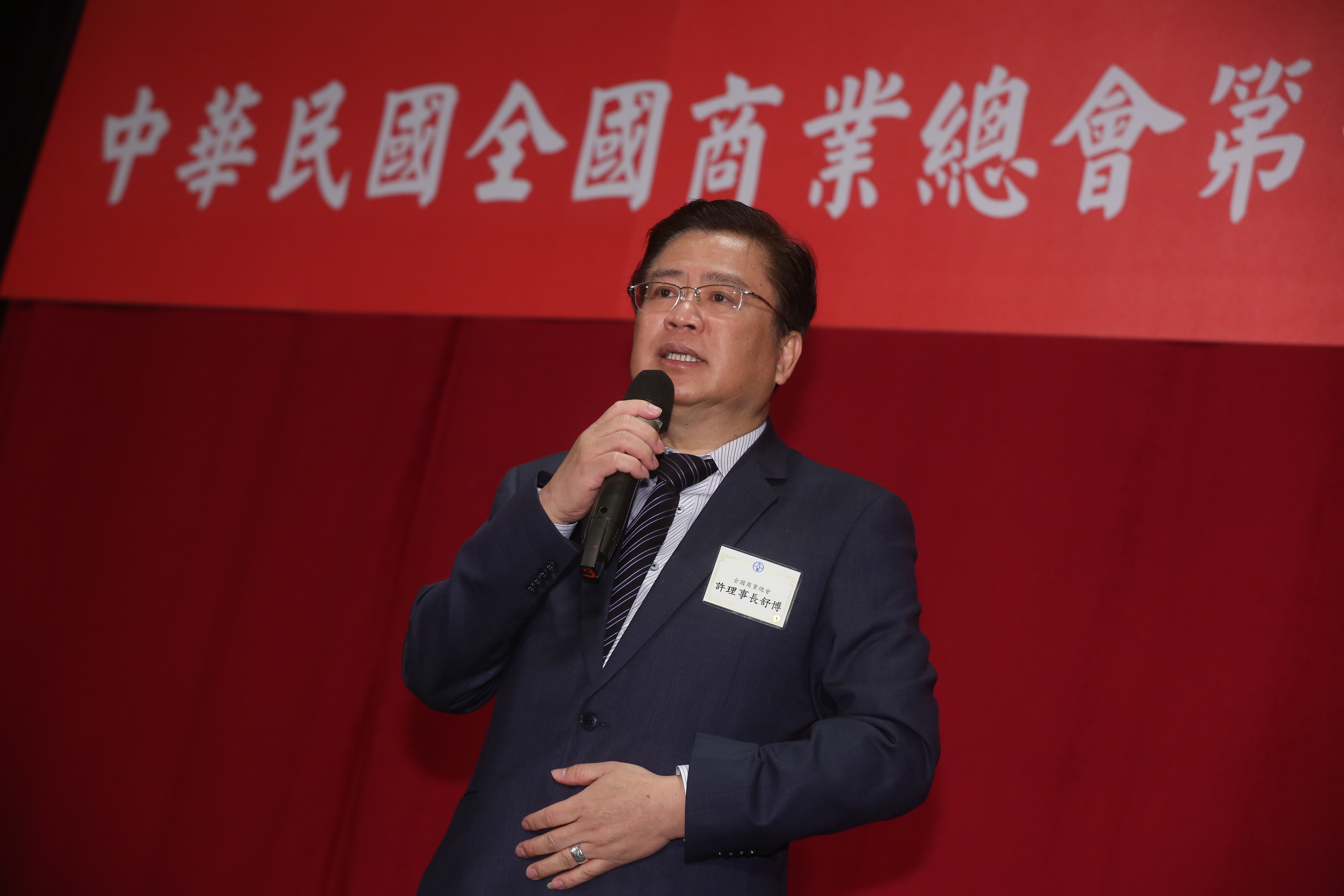 商總理事長許舒博認為在疫情影響下調漲基本工資，像在服務業傷口上灑鹽。（本刊資料照）