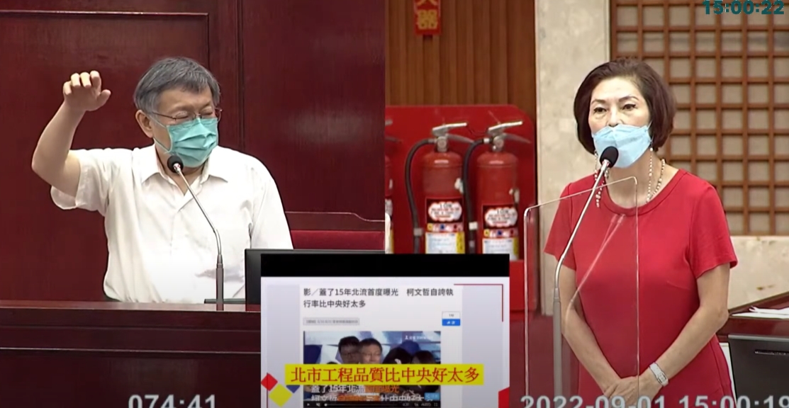 柯文哲（左）今在北市議會質詢時，針對民進黨市長參選人陳時中說要公布大巨蛋相關檔案，怒斥事屁話連篇。（翻攝自柯文哲YouTube）