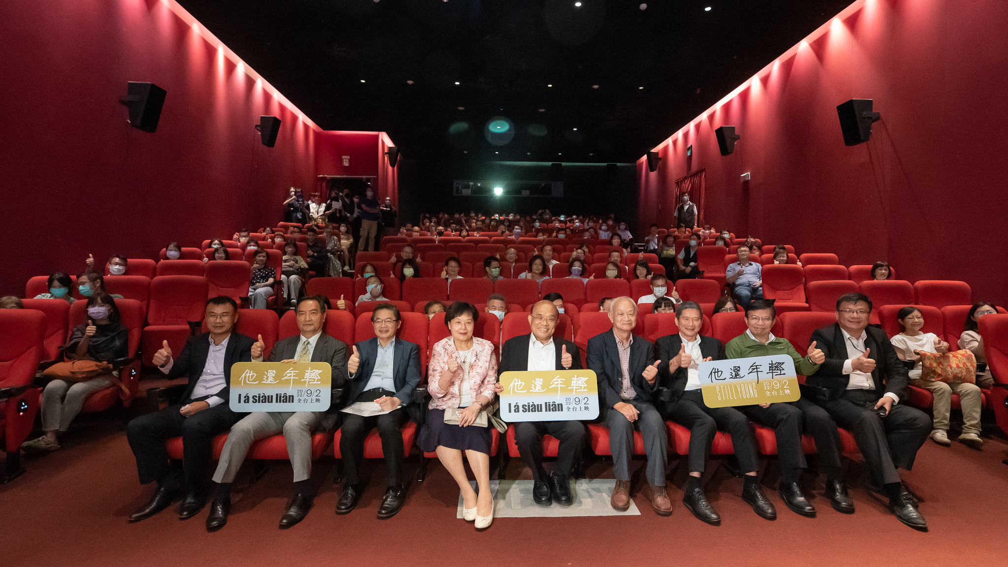吳晟在政治圈及文學圈有著不少人脈，都力挺包場他的紀錄片《他還年輕》。（目宿媒體提供）