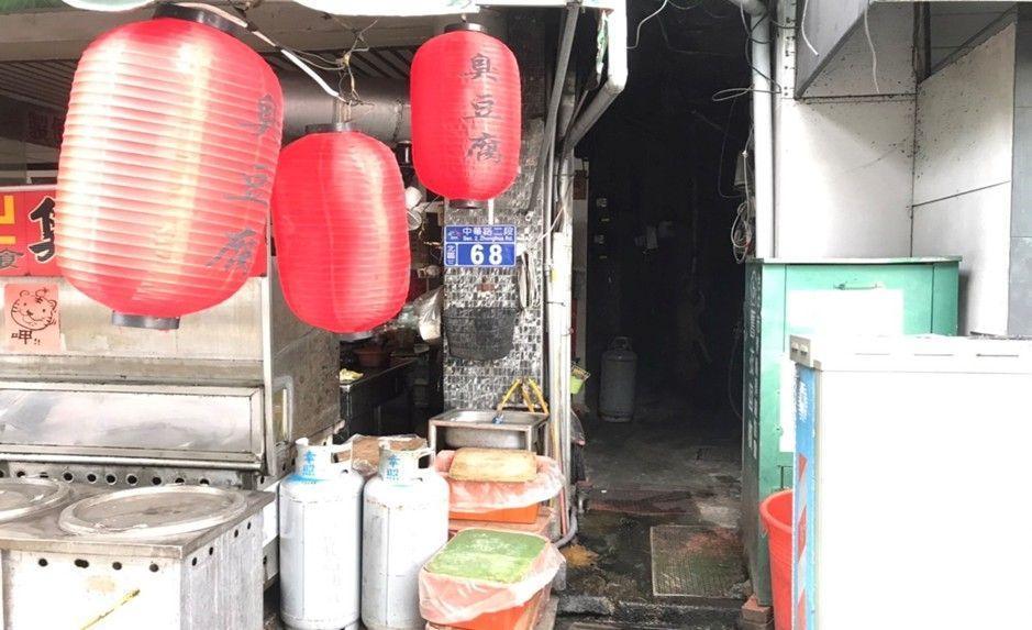 台中市最後一個私娼「大湖仔」被強拆，這些妓女轉戰附近暗巷的民房，從外表根本看不出是私娼館。（翻攝自畫）