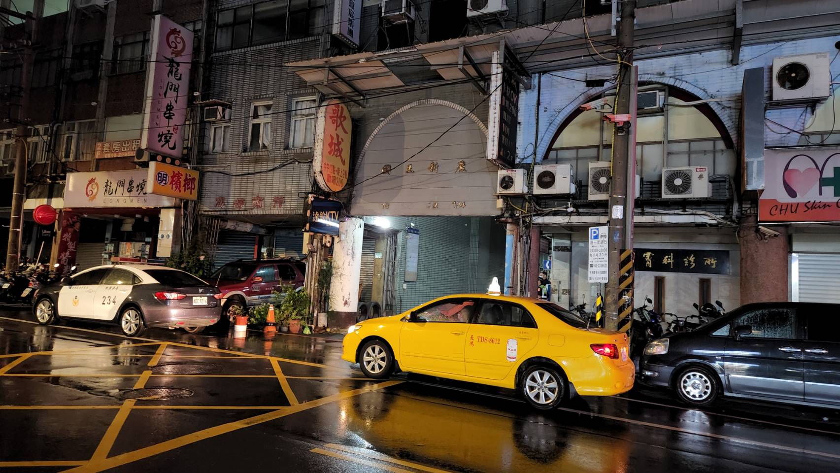 桃園一處大樓套房內，發生行刑式槍殺命案。（讀者提供）