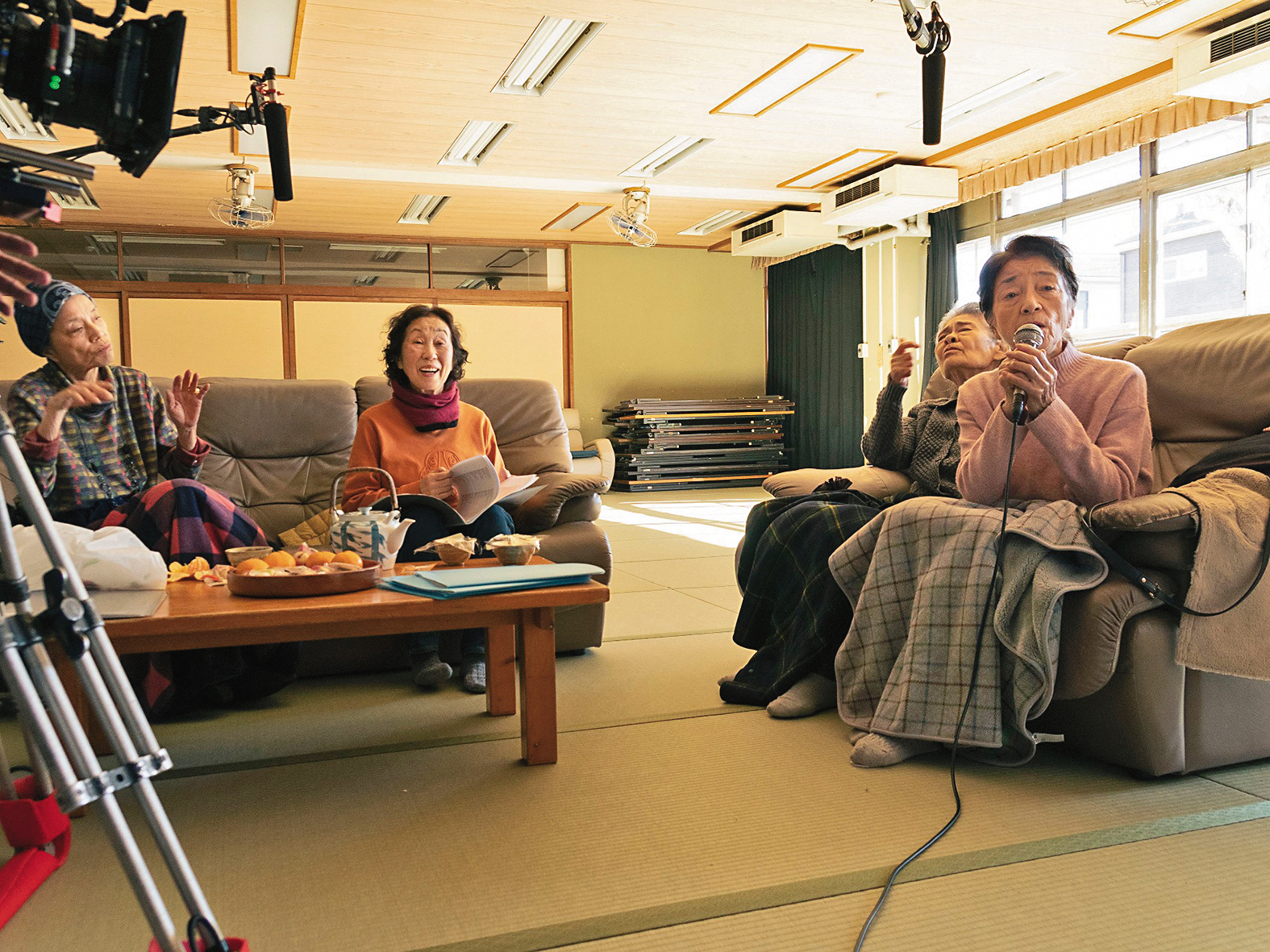 《七五計劃》描繪日本為解決人口老化問題通過老人安樂死制度，片中倍賞千惠子（右一）因好友紛紛選擇參與而感到迷惘。（天馬行空提供）