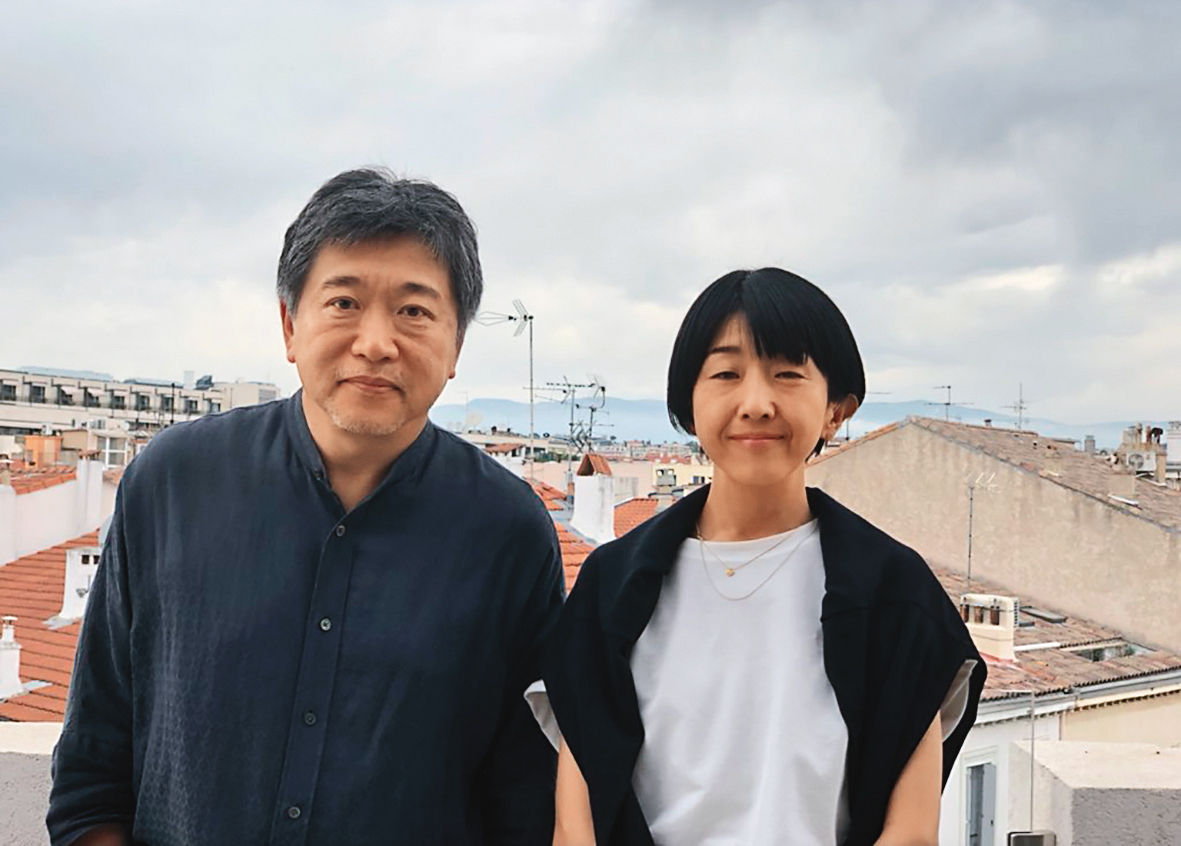 《嬰兒轉運站》導演是枝裕和（左）與早川千繪（右）在坎城影展互相欣賞作品，發現2部電影都提到相同的社會議題。（翻攝自是枝裕和Twitter）