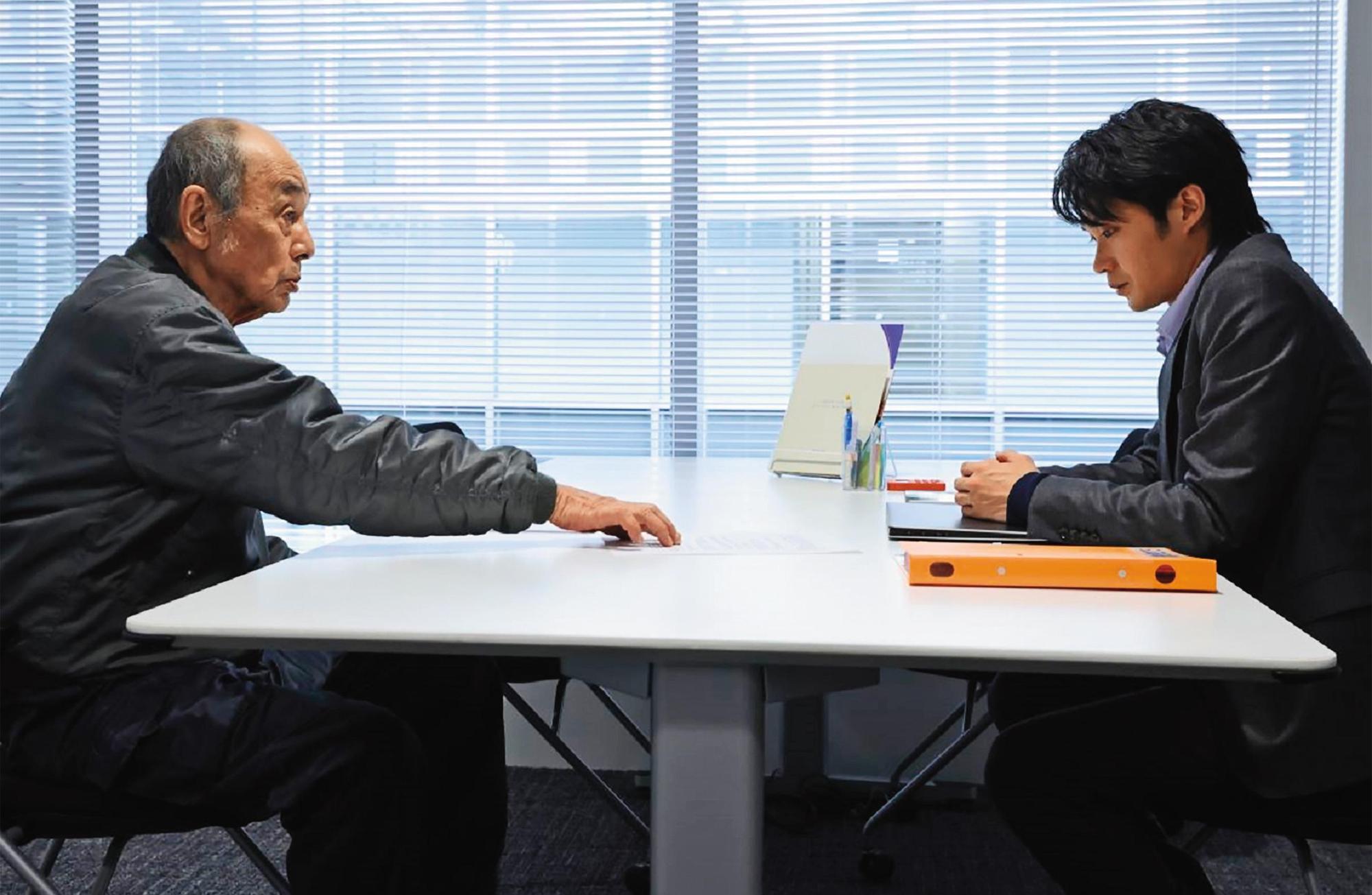 磯村勇斗（右）在《七五計劃》飾演承辦「七五計劃」的公務人員，卻因遇上親戚申請而有了遲疑。（天馬行空提供）