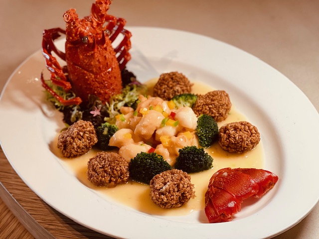 隱世廚神鄭錦富暌違台灣1年半，帶來令人驚艷的新菜「龍蝦蟹皇糯米球」。