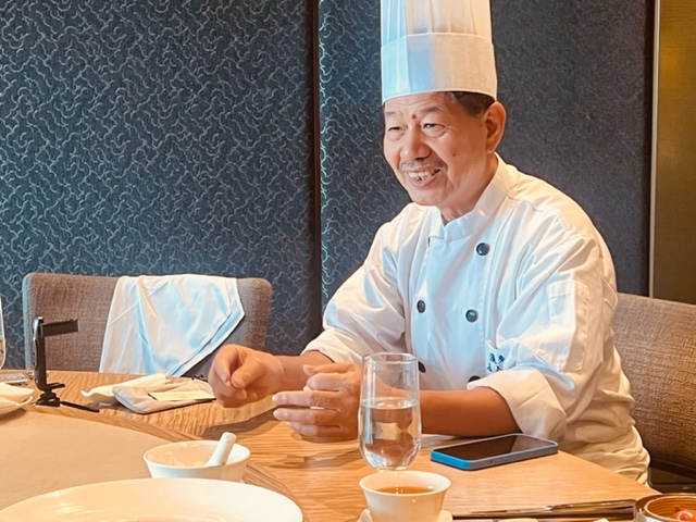 由於疫情影響，香港名廚鄭錦富已經1年多沒來台灣，他直言，不在乎有沒有米其林，在乎的是一直支持他的老客人。