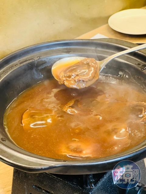 鮑魚浸在濃郁的鮑汁內慢火溫煮，上桌前才撈起。