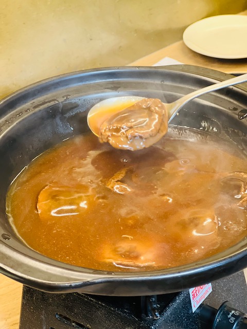鮑魚浸在濃郁的鮑汁內慢火溫煮，上桌前才撈起。
