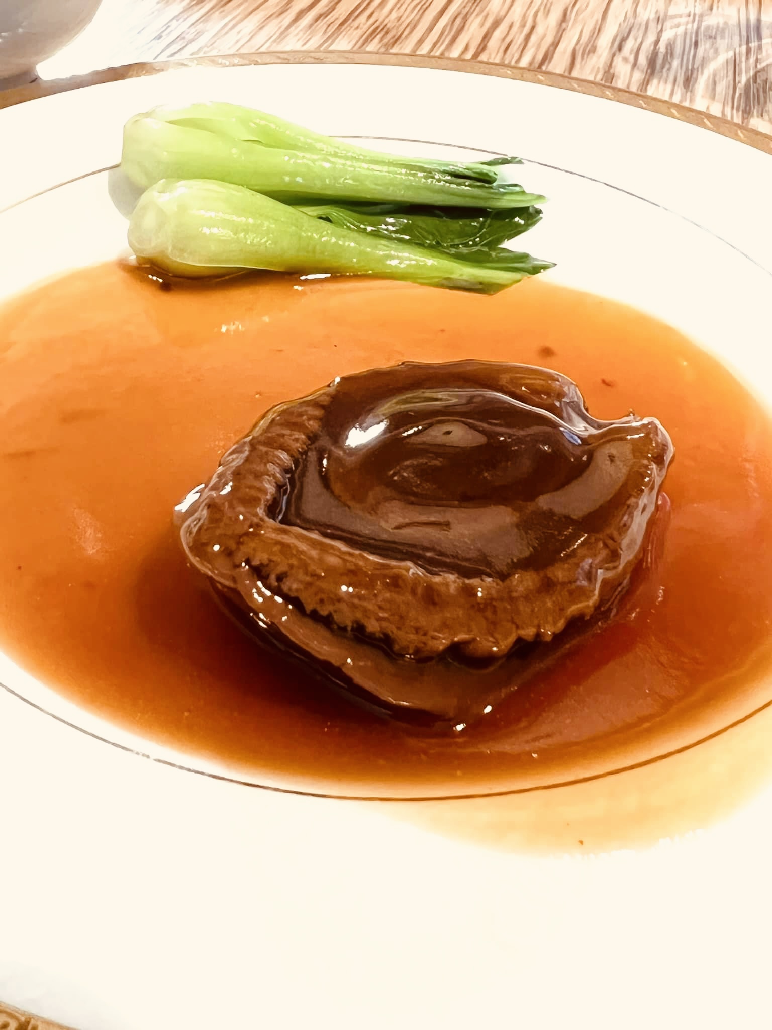 溏心鮑魚雖好，旁邊的鮑汁撈白飯才是一絕。