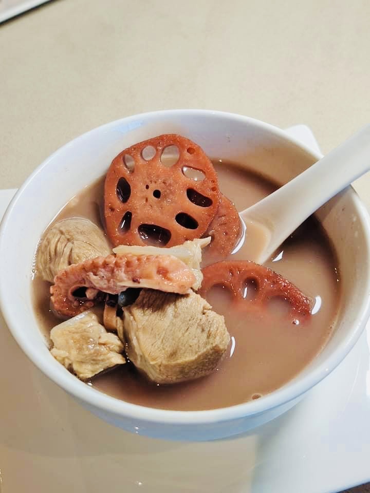 入秋適合喝煲湯養生，今天的煲湯有蓮藕、小排、魷魚，赤小豆在湯裡化於無形。
